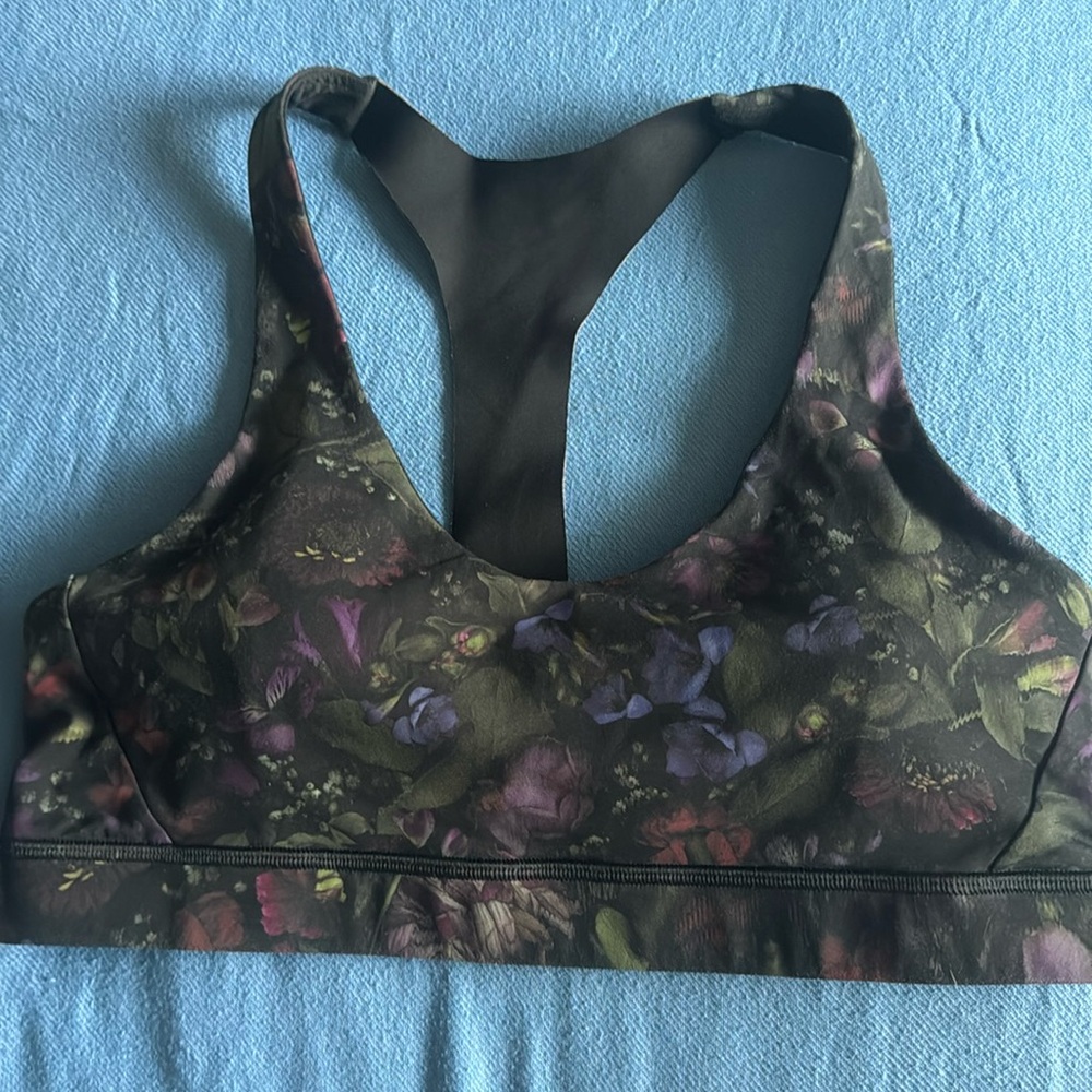EUC Lululemon sports bra size 10